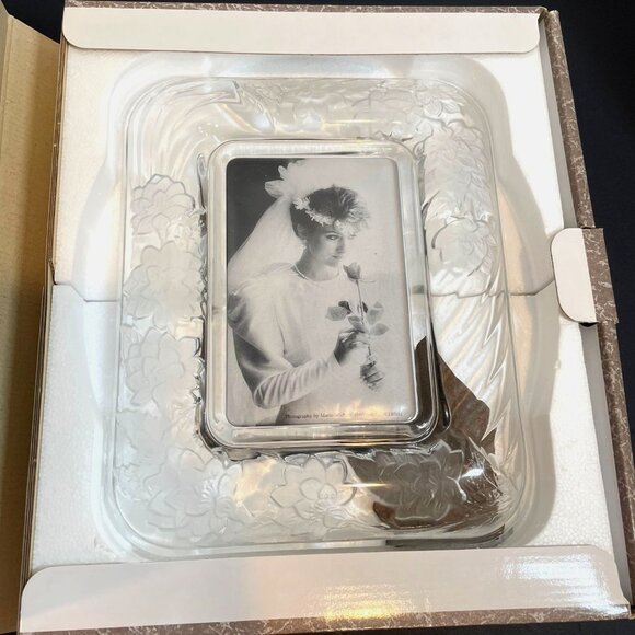 Crystal Clear Signatures Chrysanthemum Rectangular Crystal Photo Frame 4x6 Frost - Picture 9 of 15